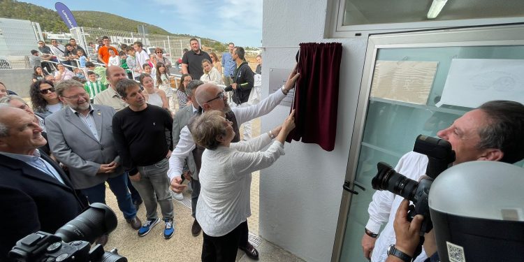 Acto de cambio de denominación del Centro Deportivo Municipal Teo Blázquez. Fotos: Ayuntamiento de Sant Josep