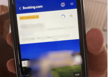 Una imagen, con los datos desenfocados por seguridad, del anuncio  fraudulento de Booking con la villa.