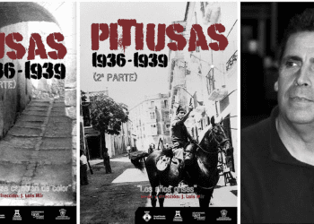 José Luis Mir con sus dos trabajos sobre la guerra en Ibiza.