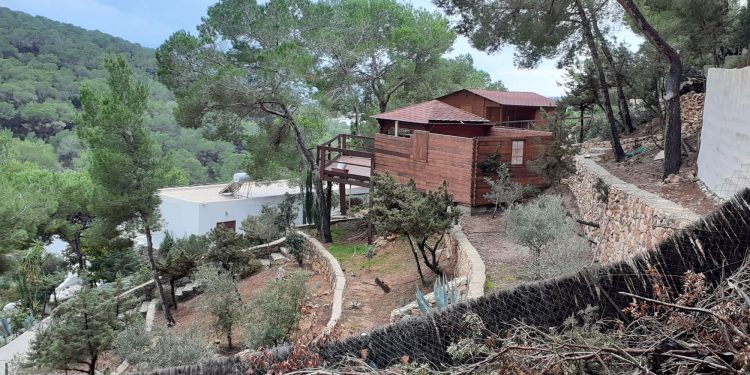 Imagen de archivo de una cabaña que deberá ser derribada en ses Salines y que estaba publicitada en Booking como alquiler turístico a pesar de ser completamente ilegal.