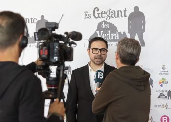 El director, Héctor Escandell, atiende a los medios. Foto Cintia Sarria