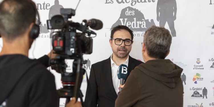 El director, Héctor Escandell, atiende a los medios. Foto Cintia Sarria