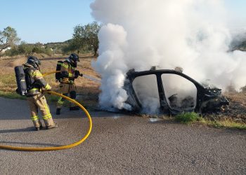 Los bomberos, actuando esta mañana en el incendio. Fotos Bombers d'Eivissa