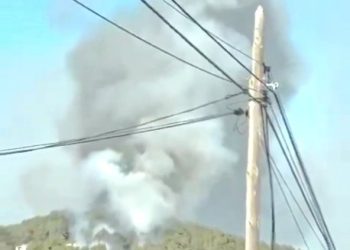 Una imagen de ayer, con el incendio casi recién declarado en el Puig d'en Cardona de Sant Josep. Imagen Xarxa Forestal