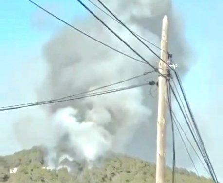 Una imagen de ayer, con el incendio casi recién declarado en el Puig d'en Cardona de Sant Josep. Imagen Xarxa Forestal