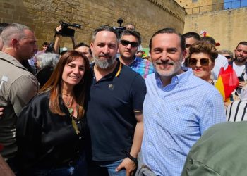 Manuela Cañadas con Santiago Abascal y Gabriel Le Senne. Foto Vox