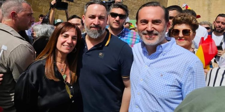 Manuela Cañadas con Santiago Abascal y Gabriel Le Senne. Foto Vox