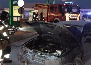 Momento de la intervención de bomberos en el incendio del vehículo. Foto Bombers d'Eivissa