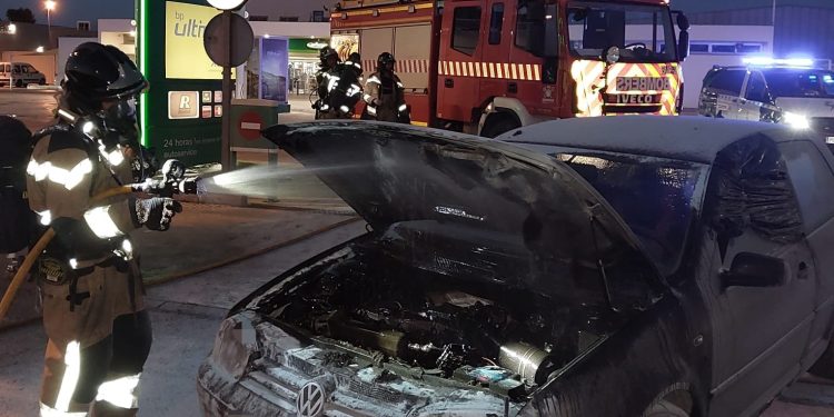 Momento de la intervención de bomberos en el incendio del vehículo. Foto Bombers d'Eivissa