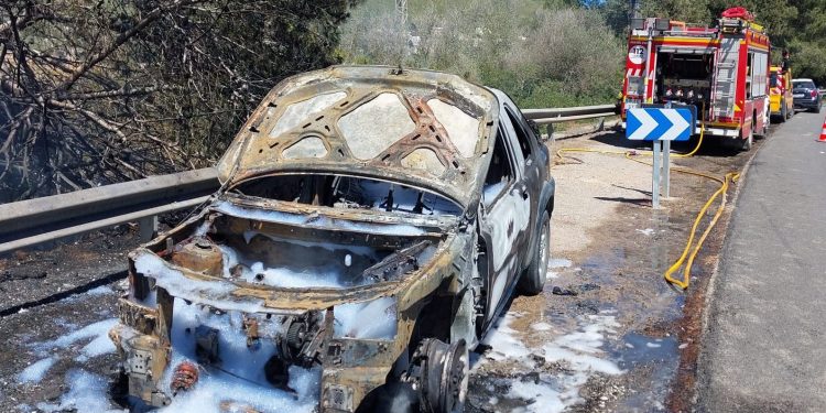 El todoterreno, calcinado, que ha provocado el incendio, en esta imagen de Bomberos de Ibiza