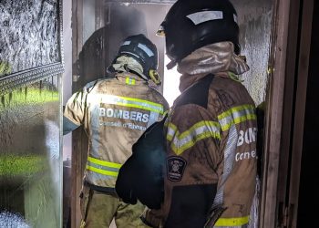 Intervención en la vivienda de Sant Antoni afectada por las llamas. Fotos Bombers d'Eivissa