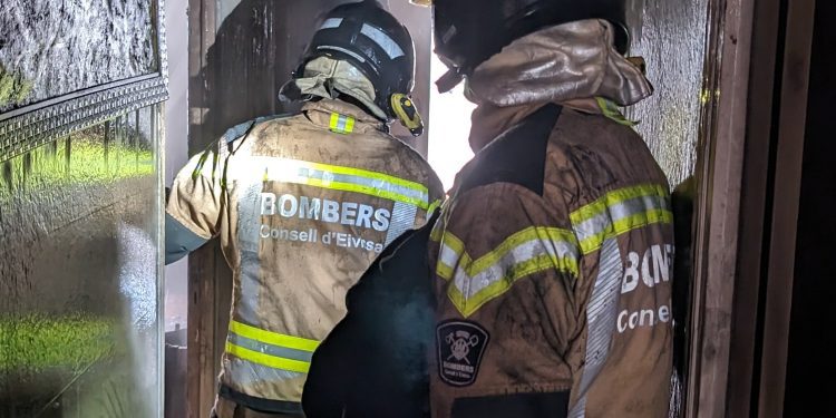 Intervención en la vivienda de Sant Antoni afectada por las llamas. Fotos Bombers d'Eivissa