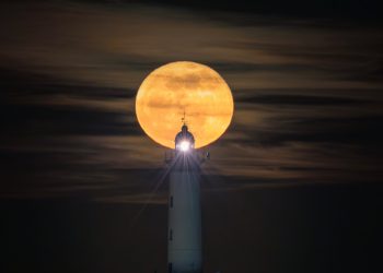 Detalle de la imagen de la luna rosa del pasado mes de abril. Paco Natera