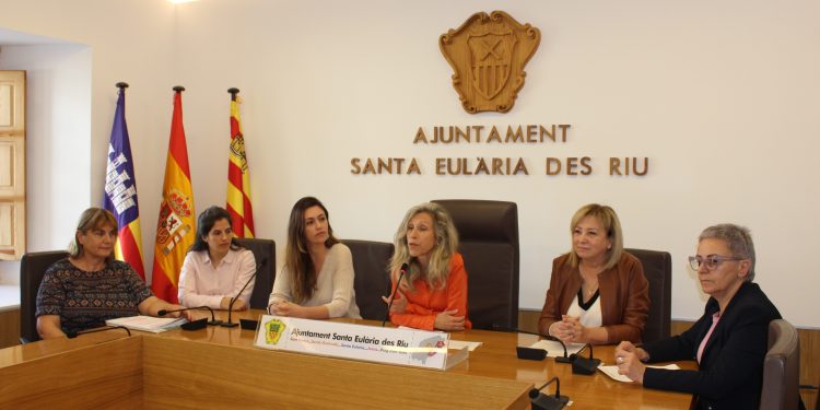 Presentación del nuevo servicio de Salud Mental, esta mañana en el Ayuntamiento de Santa Eulària.