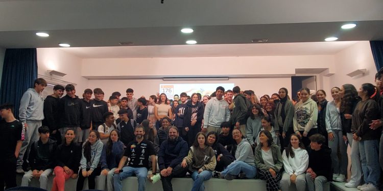 Los estudiantes junto al piloto ibicenco. Fotos: Ayuntamiento de Sant Antoni