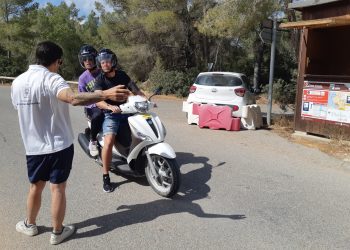 Imagen del control de accesos en Cala Salada, en una temporada anterior. Foto: Ayuntamiento de Sant Antoni