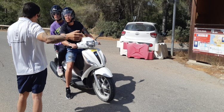 Imagen del control de accesos en Cala Salada, en una temporada anterior. Foto: Ayuntamiento de Sant Antoni