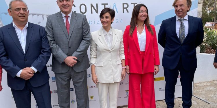 La consellera Marta Vidal, segunda por la derecha. Foto: Govern balear