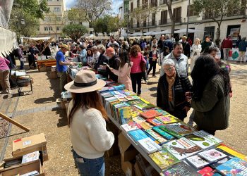 El bono joven podrá utilizarse también para comprar libros. En la imagen, una diada de Sant Jordi en Vara de Rey.