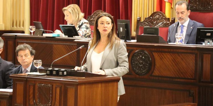 La consellera Marta Vidal, hoy, en el pleno del Parlament. Foto: Parlament balear