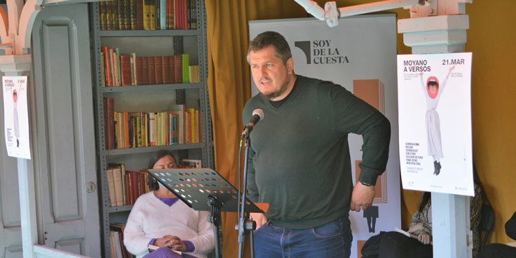 Ben Clark, participando en un acto en la Cuesta de Moyano.