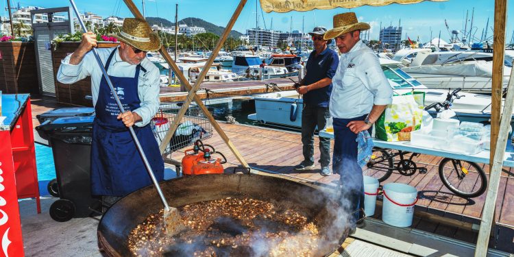 Imagen de Joan F. Ribas de una edición anterior del arroz a banda de Es Nàutic.