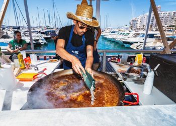 Uno de los concursantes del año pasado prepara el plato. Foto Joan F. Ribas