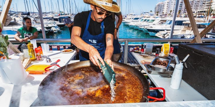Uno de los concursantes del año pasado prepara el plato. Foto Joan F. Ribas