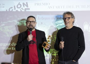 Héctor Escandell, con el premio por la película, junto al productor, Pablo Alcántara.