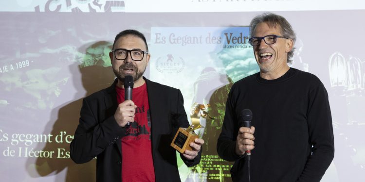 Héctor Escandell, con el premio por la película, junto al productor, Pablo Alcántara.
