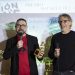 Héctor Escandell, con el premio por la película, junto al productor, Pablo Alcántara.