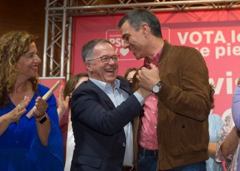 Imagen de archivo del exlíder del PSOE en Ibiza Josep Marí Ribas y Pedro Sánchez en la isla.