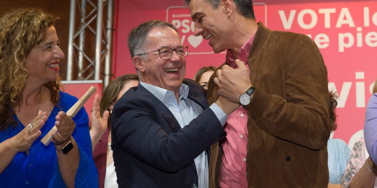 Imagen de archivo del exlíder del PSOE en Ibiza Josep Marí Ribas y Pedro Sánchez en la isla.
