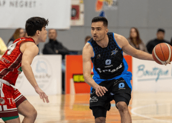 Pablo Ferreiro jugando con la camiseta del CB Sant Antoni. Imagen de sus redes sociales.