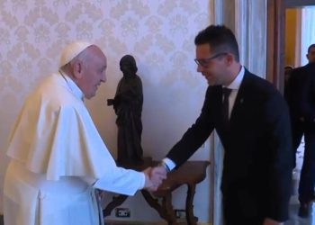 El papa Francisco saluda al alcalde de Ibiza, Rafa Triguero, durante la recepción.