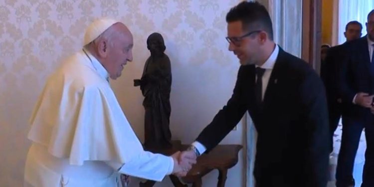 El papa Francisco saluda al alcalde de Ibiza, Rafa Triguero, durante la recepción.