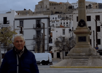 Pere Vilàs, junto al monumento de Los Corsarios en una imagen promocional de su editorial Ibiza Edicions.
