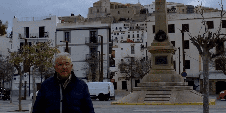 Pere Vilàs, junto al monumento de Los Corsarios en una imagen promocional de su editorial Ibiza Edicions.