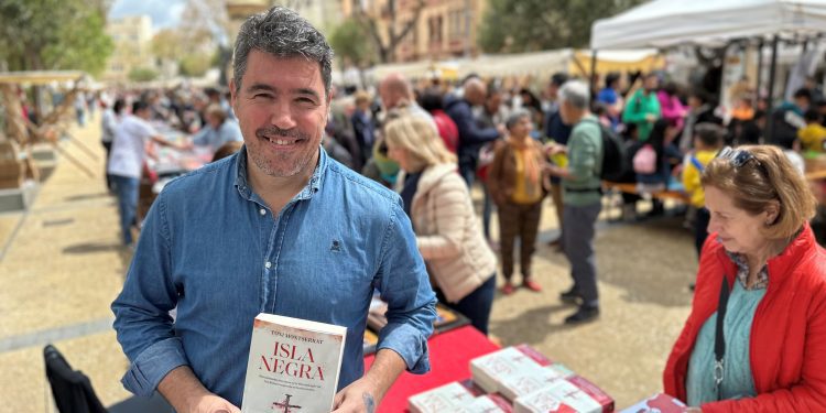 Toni Montserrat, el autor más vendido de Sant Jordi en Ibiza, posa con su a libro esta mañana en el estand de la librería Hipérbole. Fotos Noudiari