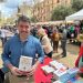 Toni Montserrat, el autor más vendido de Sant Jordi en Ibiza, posa con su a libro esta mañana en el estand de la librería Hipérbole. Fotos Noudiari