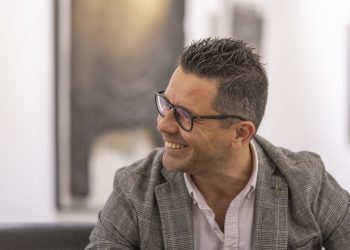 Rafael Triguero, en un gesto durante la entrevista en el antiguo Ayuntamiento de Ibiza. De fondo, un cuatro de Adrián Cardona. Fotografía de Paco Natera