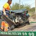 Los operarios de Grúas Ibiza retiran los restos esparcidos del coche, que ha quedado con el frontal completamente destrozado.