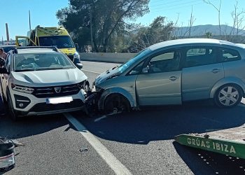 Dos de los vehículos que se han visto implicados en el accidente.