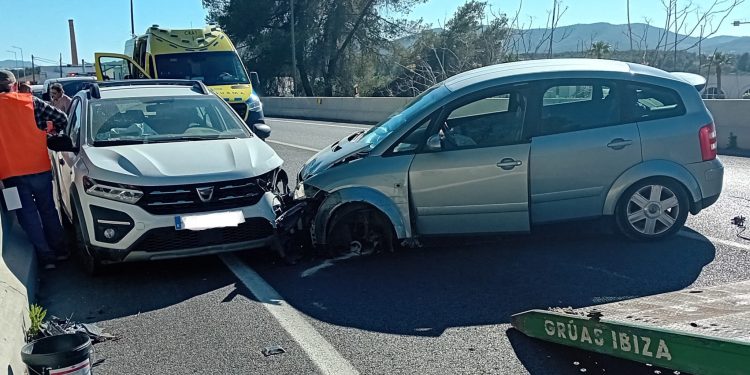 Dos de los vehículos que se han visto implicados en el accidente.