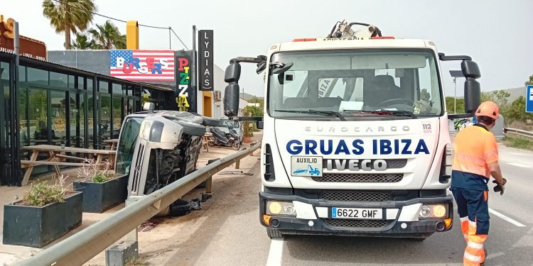 El vehículo, volcado sobre la terraza del establecimiento.