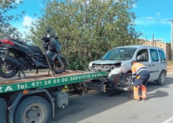 Vehículos implicados en uno de los accidentes, en el momento de ser retirados por la grúa.