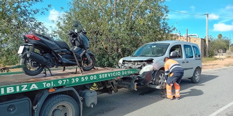 Vehículos implicados en uno de los accidentes, en el momento de ser retirados por la grúa.