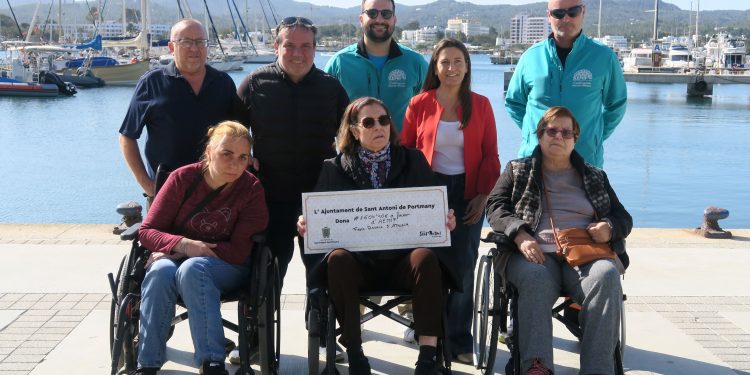Acto de entrega del dinero recaudado. Foto: Ayuntamiento de Sant Antoni