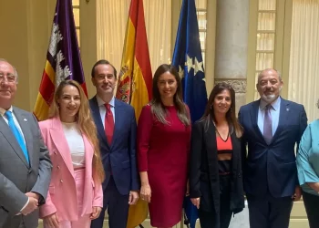 De izquierda a derecha de la imagen: Agustí Buades (dejó el grupo), Patricia de las Heras, Gabriel Le Senne, Idoia Ribas, Manuela Cañadas, Sergio Rodríguez y Maria José Verdú, del grupo Vox en el Parlament. Imagen Vox