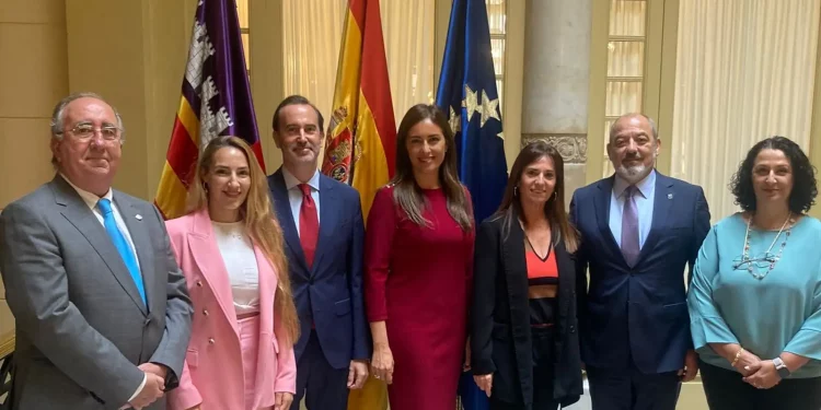 De izquierda a derecha de la imagen: Agustí Buades (dejó el grupo), Patricia de las Heras, Gabriel Le Senne, Idoia Ribas, Manuela Cañadas, Sergio Rodríguez y Maria José Verdú, del grupo Vox en el Parlament. Imagen Vox